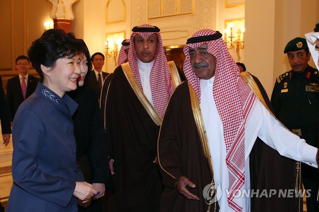 무그린 제1왕세제와 인사 나누는 박 대통령