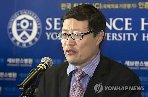 입장발표하는 미국대사관 공보참사관