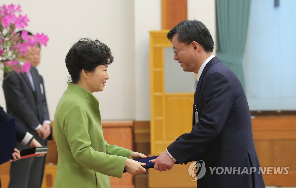 우병우 민정수석에게 임명장 수여하는 박 대통령