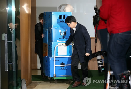 검찰이 '경남기업 융자금 용처·사내 비자금' 투트랙 추적중이다. 사진은 서울중앙지검 특수1부가 지난 18일 서울 동대문구 답십리동 경남기업 본사에 대한 압수수색을 진행, 이날 오후 검찰 관계자들이 압수품을 들고 나오고 있다.