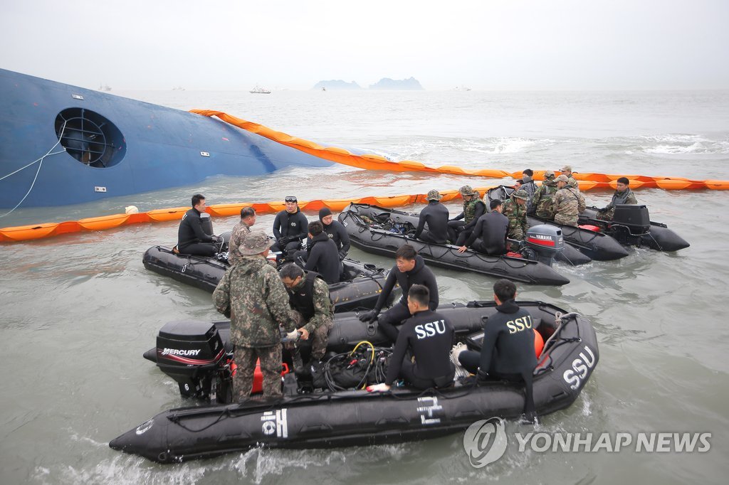 <세월호 참사 1년> 구조작업 하는 해군 해난구조대 (연합뉴스 자료사진)