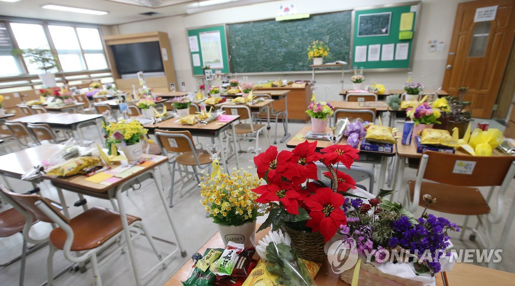 세월호 참사 1주기를 나흘 앞둔 12일 오후 경기도 안산 단원고등학교 2학년 교실에 희생된 학생들을 그리워하는 마음이 놓여져 있다. 