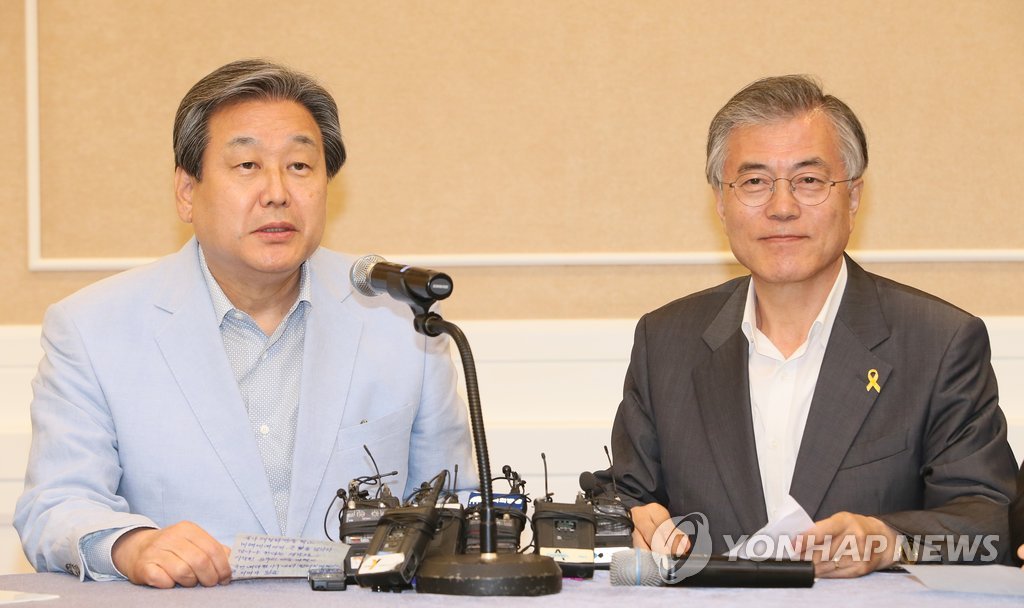 새누리당 김무성 대표(왼쪽)와 새정치민주연합 문재인 대표 (연합뉴스 자료사진)