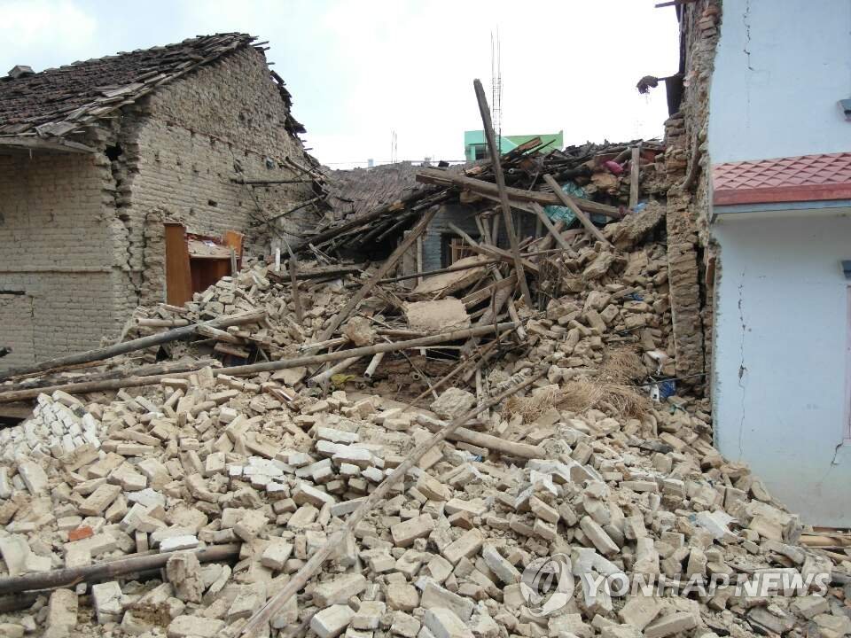 지진으로 부서진 카트만두 시내의 건물