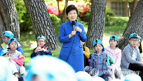 어린이들에게 '꿈' 이야기하는 박 대통령