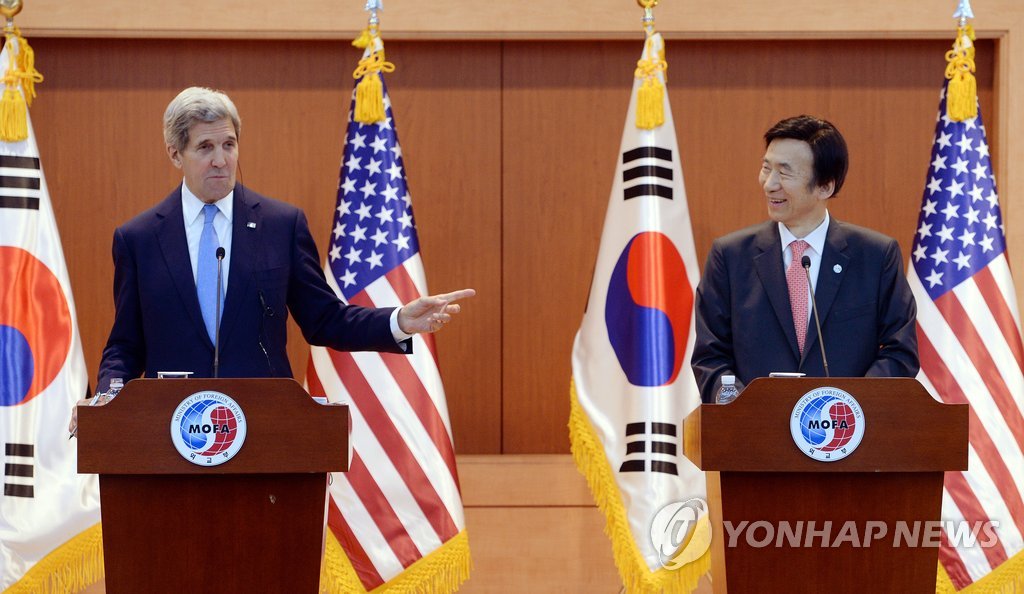 윤병세 외교부 장관과 존 케리 미국 국무장관(왼쪽). (연합뉴스 자료사진)