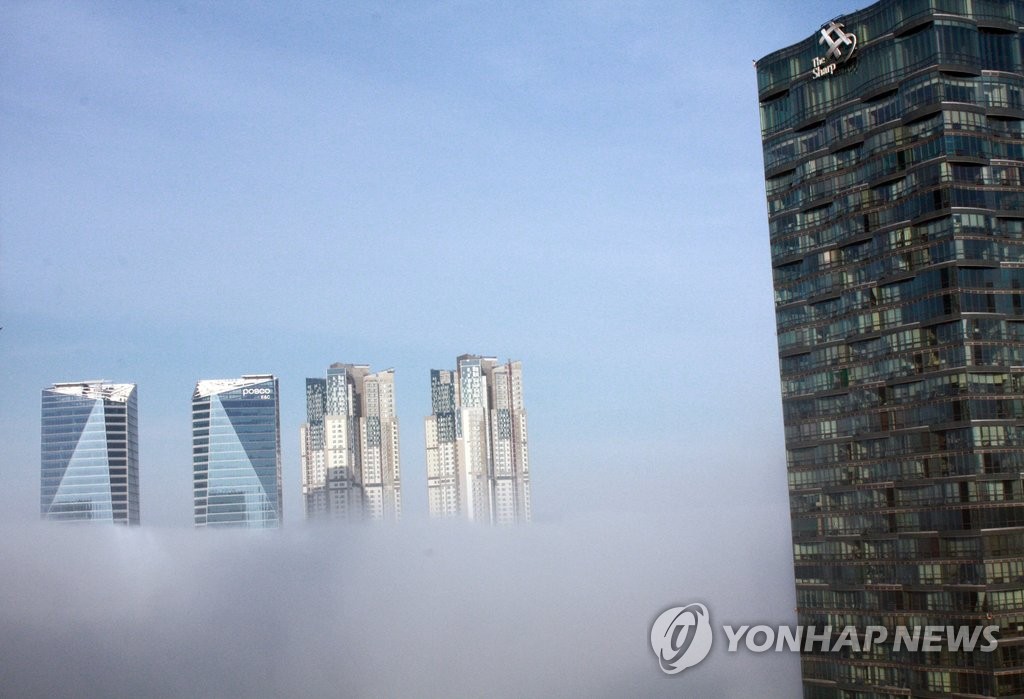 안개 휩싸인 송도국제도시