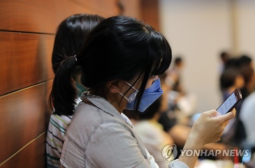 감염 방지를 위해 마스크를 쓴 시민