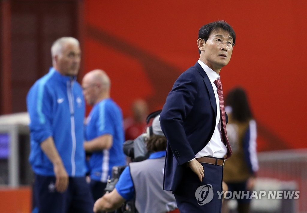 시계 바라보는 윤덕여 감독