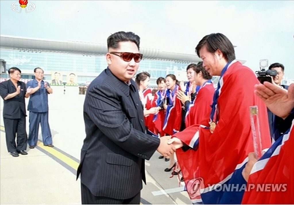 북한 김정은, 동아시안컵 우승 여자축구선수들 공항까지 마중