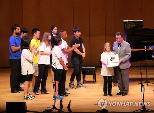 수료증 주는 한승수 명예위원장