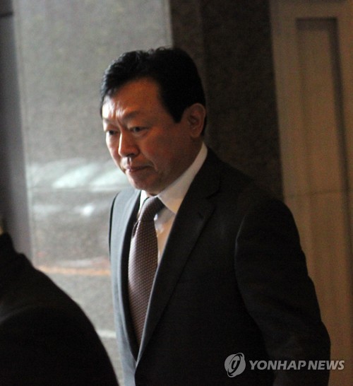(도쿄=연합뉴스) 이세원 특파원 = 신동빈 롯데그룹 회장이 17일 오전 주주총회를 마치고 일본 도쿄의 데이코쿠(帝國)호텔을 나서고 있다.