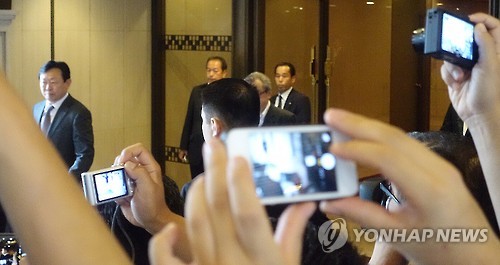 주총 끝나고 나가는 신동빈 회장