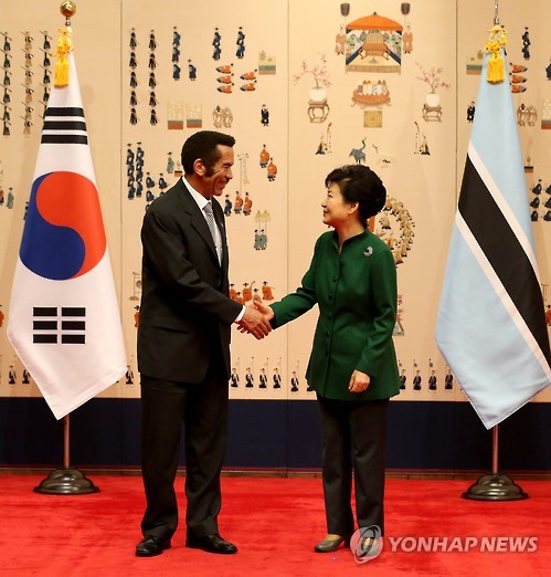 한·보츠와나 정상 악수