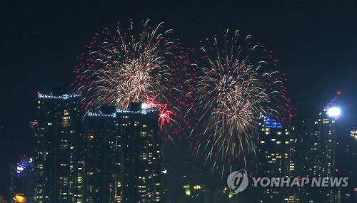 해운대 고층빌딩 위로 터지는 불꽃
