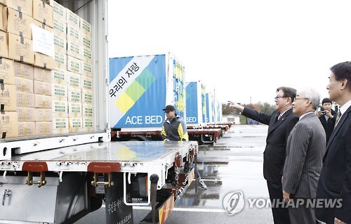 지난달 27일 에이스경암이 북한에 온실용품과 비료(15t) 등을 제공하고 있다. <<에이스침대 제공>>