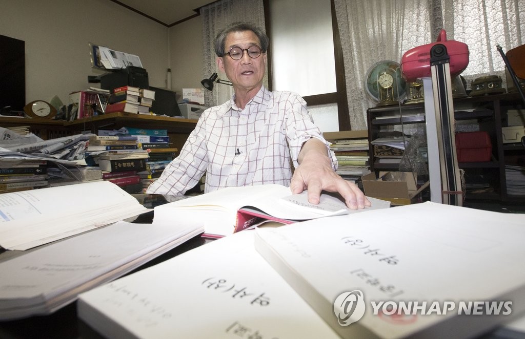 역사 교과서 펼쳐 보이는 최몽룡 교수