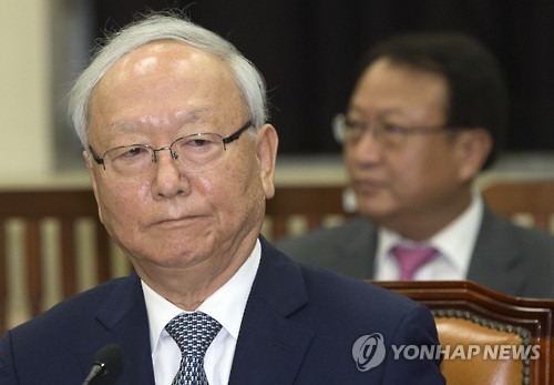 입술 굳게 다문 이병호 국정원장