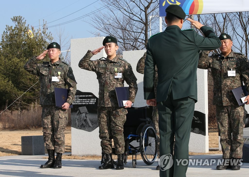 지뢰도발 부상을 딛고 의족으로 일어선 김정원 중사(왼쪽)과 하재헌 중사. 2015년.