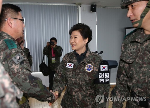 군 장병 격려하는 박 대통령