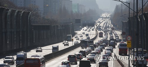 성탄절연휴 붐비는 고속도로