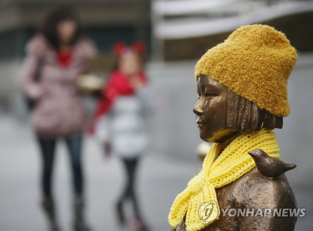 주한 일본대사관 앞에 설치된 평화의 소녀상.
