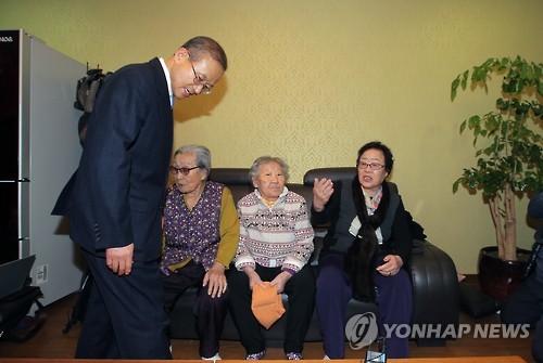 정대협 쉼터 방문한 임성남 외교부 1차관