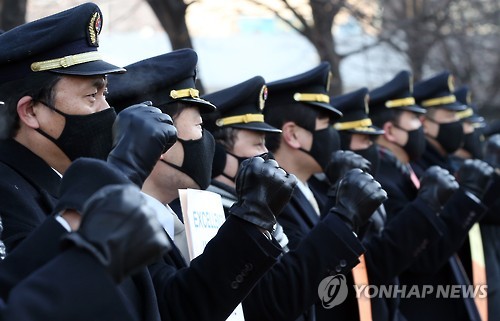 구호 외치는 대한항공 조종사들