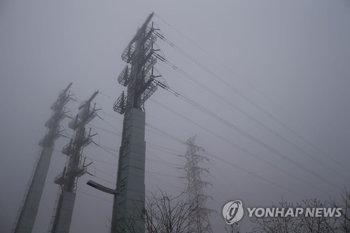 안개 속의 문산변전소 송전탑
