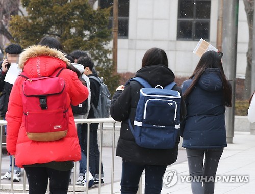 발길 돌리는 단원고 신입생들