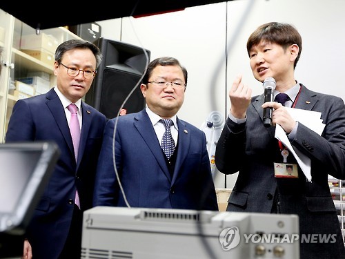 양자암호통신 국가 테스트베드 둘러보는 최재유 차관-장동현 사장