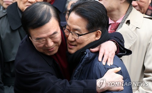 박지원, 김옥두 전 의원과 포옹