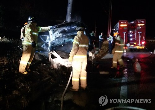 전봇대와 충돌하고 전소한 승용차
