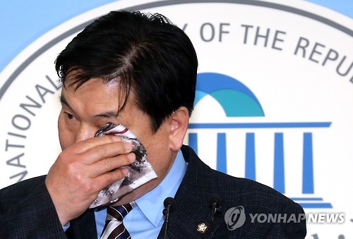 홍의락, '눈물의 탈당 기자회견'