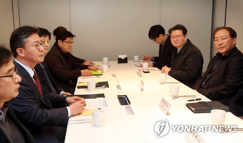 개성공단 입주기업 관계자 만난 홍용표 통일부 장관