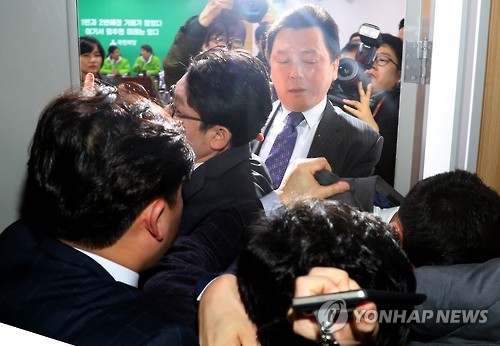 '경선불만' 항의 몸싸움 하는 국민의당
