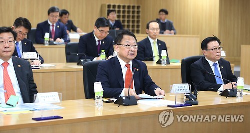 모두발언 하는 유일호 부총리