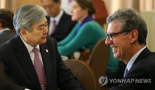 인사말 경청하는 한-불 조직위원장들