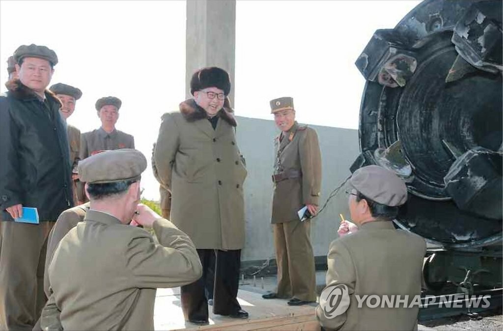 북한 김정은 '고체연료 로켓' 분출시험 지휘