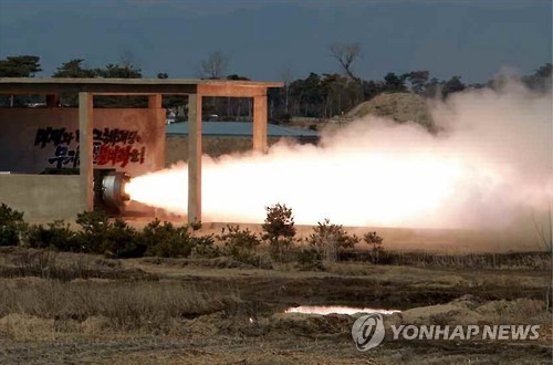 북한 김정은 '고체연료 로켓' 분출시험 지휘