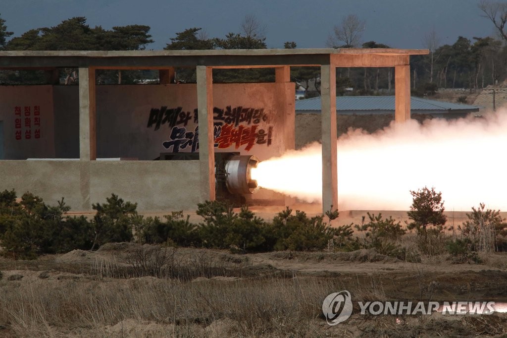 지난 3월 북한 김정은 국방위원회 제1위원장이 고출력 고체 로켓 발동기(엔진) 지상 분출 및 계단분리시험(단분리 실험)을 지도했다고 조선중앙통신이 24일 보도했다.
[조선중앙통신=연합뉴스 자료사진]