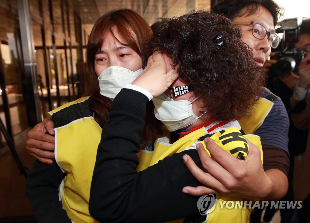 26일 옥시 신현우 전 대표가 가습기 살균제 사망 사건 수사와 관련하여 피의자 신분으로 서울중앙지검에 출석했다.
이 날 서울중앙지검 앞에서 눈물을 흘리고 있는 피해자 가족들의 모습