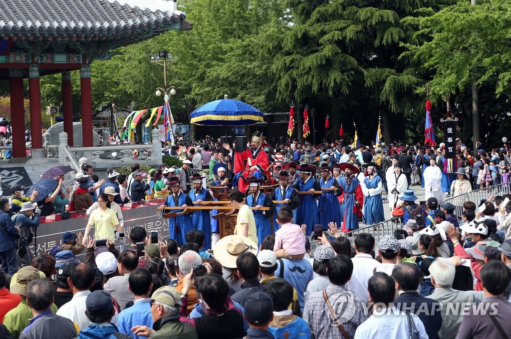 釜山で「朝鮮通信使祭り」が５月５～７日に開催される。昨年の祭りの様子＝（聯合ニュース）