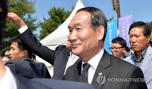 '돌아서는 박승춘'