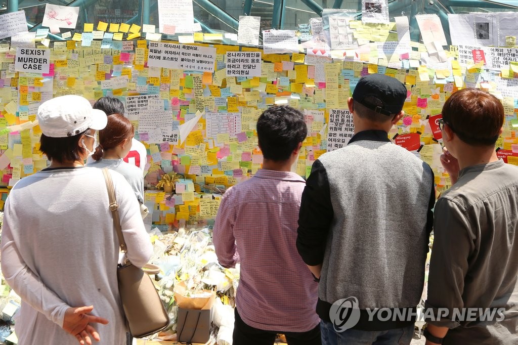 강남 '묻지마 살인' 계속되는 추모 열기