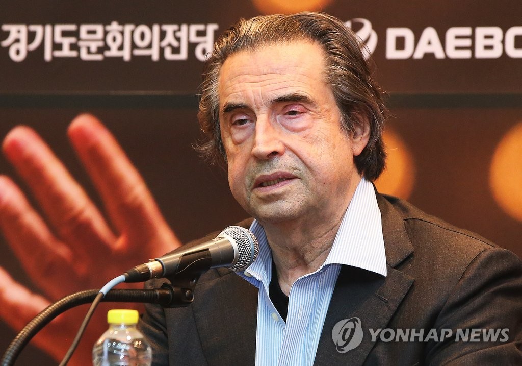 질문에 답하는 리카르도 무티