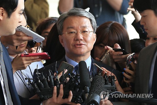 질문에 답하는 홍만표 변호사