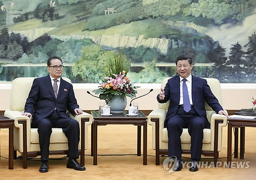 시진핑, 北리수용에 "냉정·자제…지역 평화·안정 수호해야"
(베이징 신화=연합뉴스) 중국을 방문 중인 리수용(왼쪽) 북한 노동당 중앙위원회 부위원장이 1일 베이징 인민대회당에서 시진핑(習近平) 중국 국가주석과 대화하고 있다.
시 주석은 이날 리 부위원장이 이끄는 북한 대표단과의 면담에서 "유관 당사국들이 냉정과 자제를 유지하고 대화와 소통을 강화함으로써 지역의 평화·안정을 수호하기를 희망한다"고 말했다. 리 부위원장은 이날 시 주석에게 김정은 위원장의 구두친서를 전달했다.
bulls@yna.co.kr