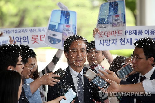 항의받는 노병용 대표