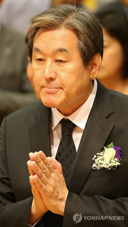 입술 다문 합장